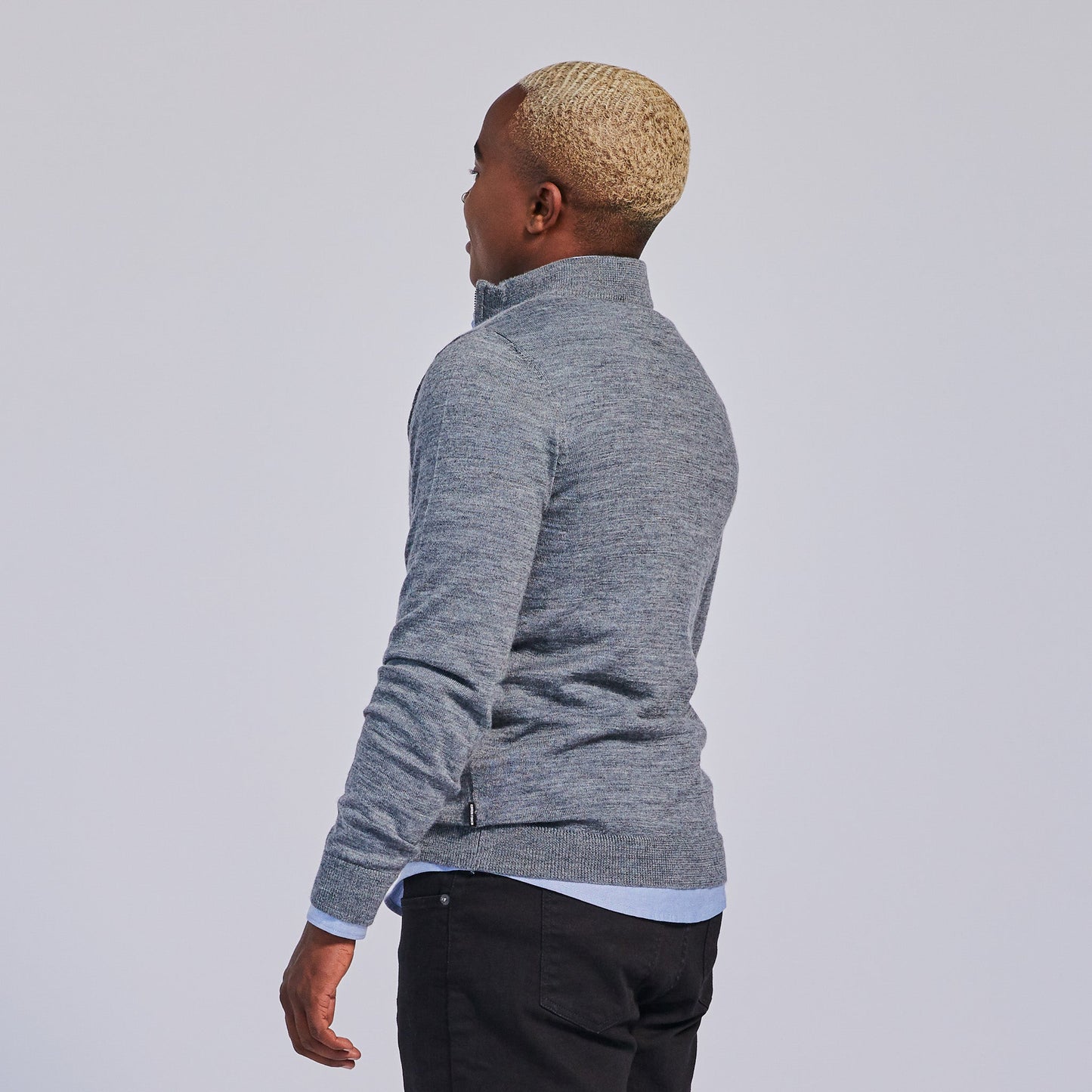 Der graue Pullover mit Viertelreißverschluss von Frances