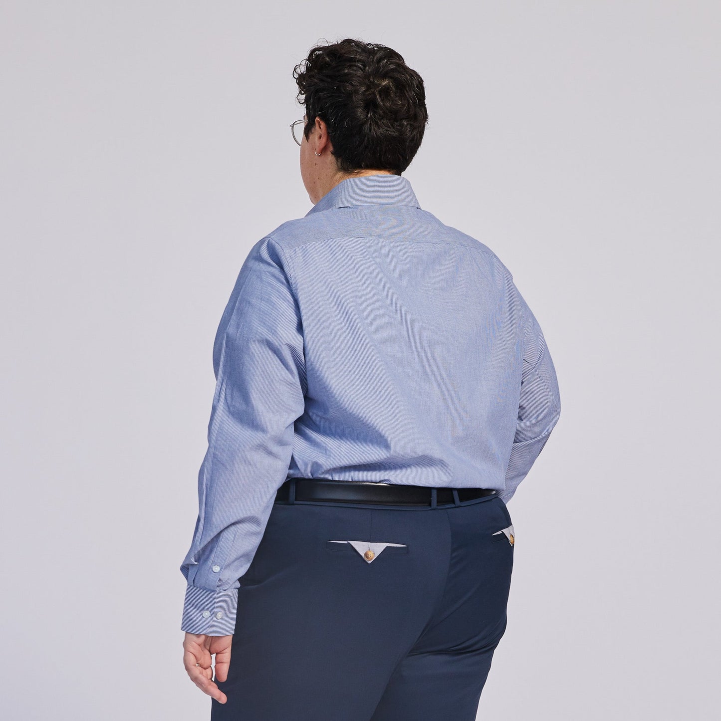 Blaues Hemd mit Ministreifen und spitzem Kragen