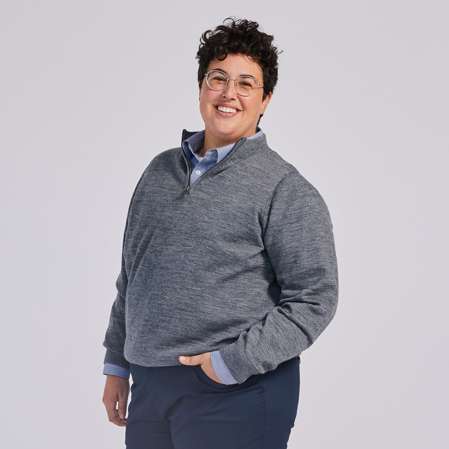 Der graue Pullover mit Viertelreißverschluss von Frances