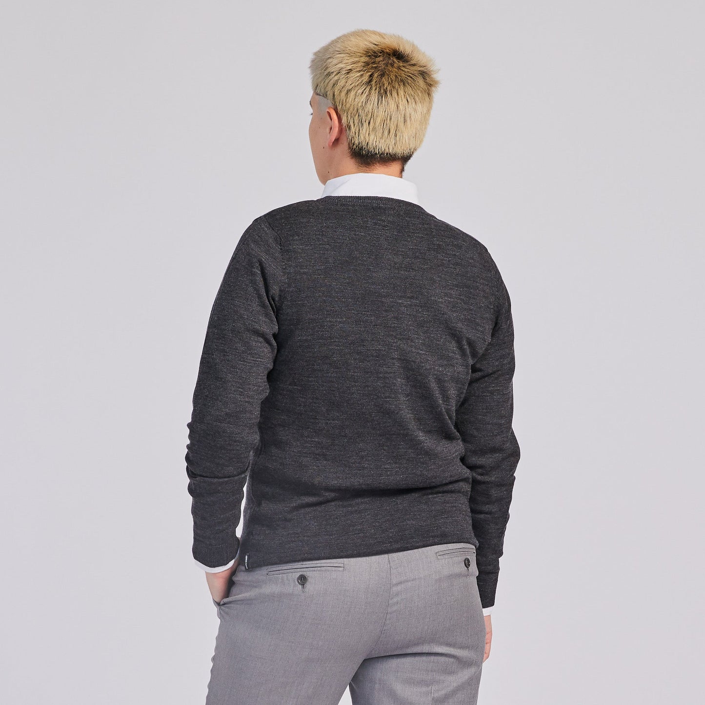Der Vasa-Pullover in Anthrazit mit Rundhalsausschnitt
