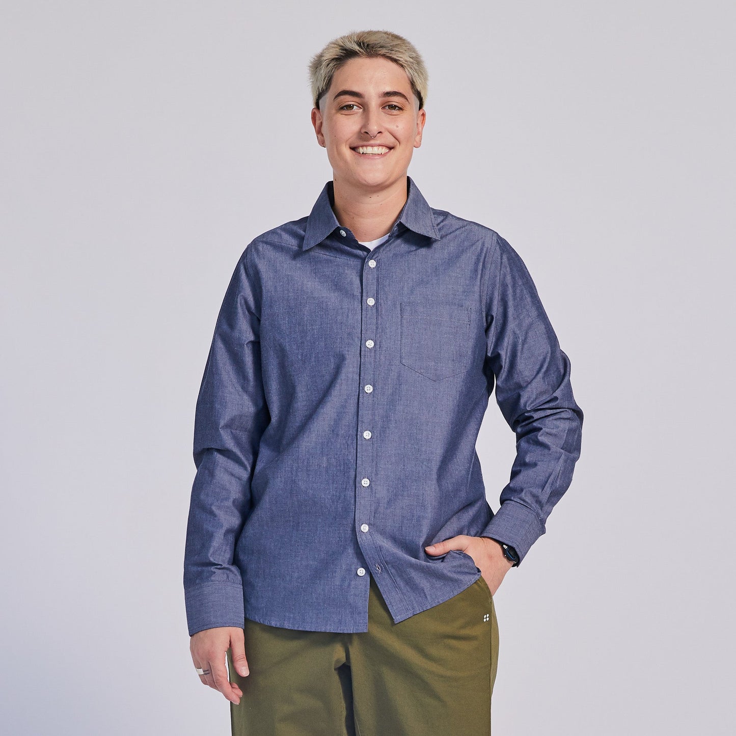 Blaues Chambray-Hemd mit spitzem Kragen