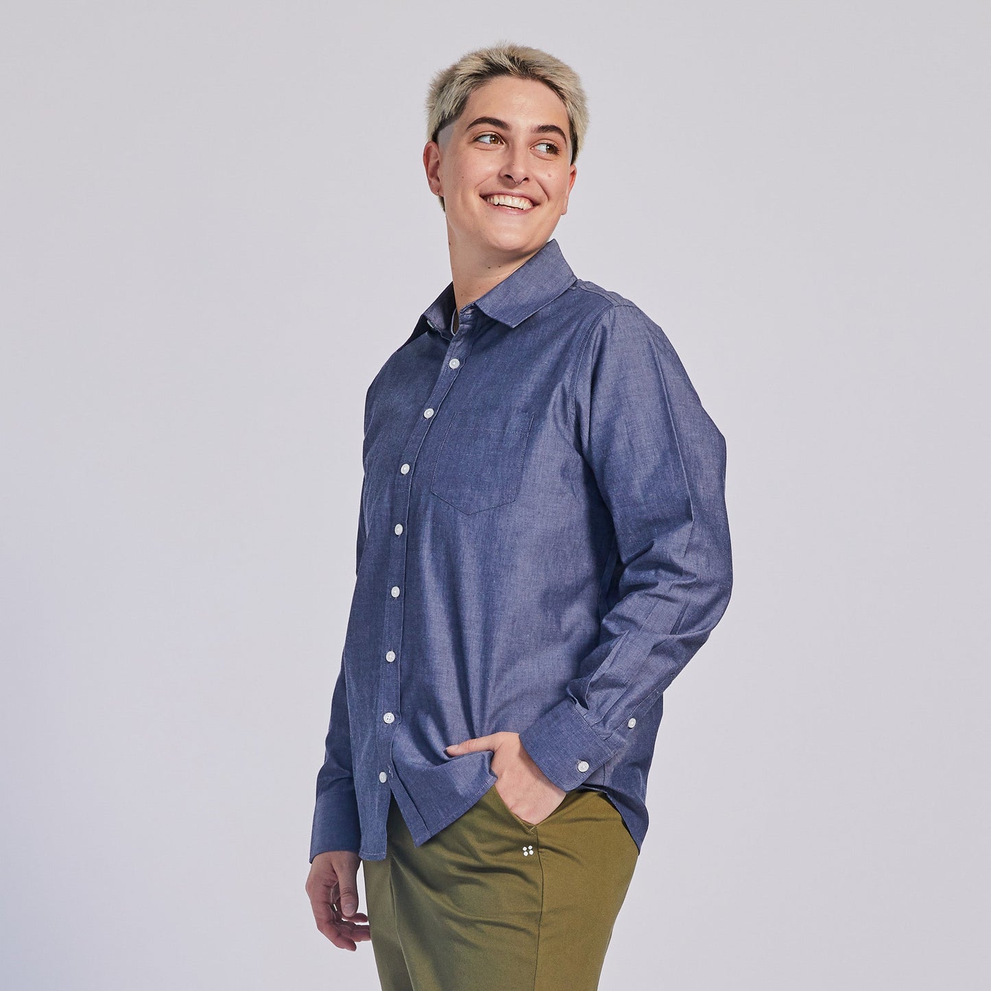 Blaues Chambray-Hemd mit spitzem Kragen