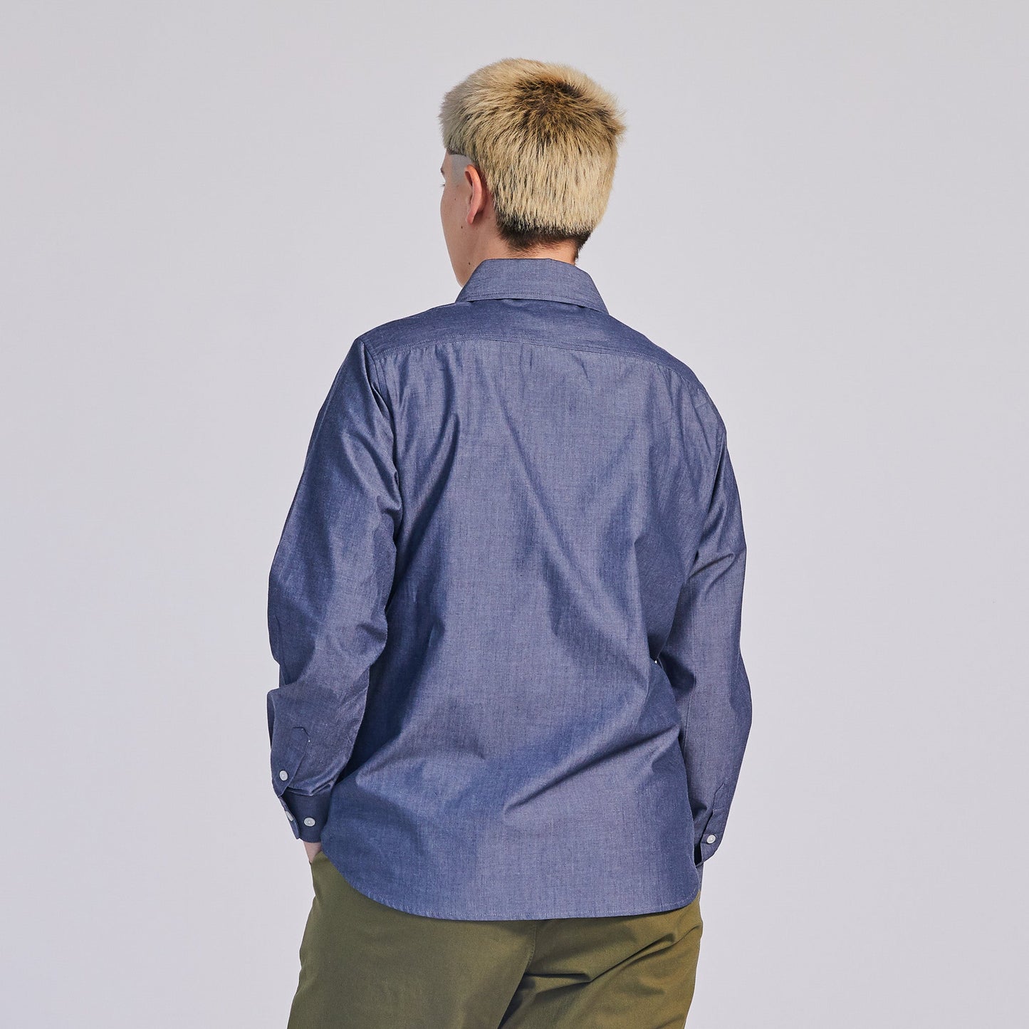 Blaues Chambray-Hemd mit spitzem Kragen