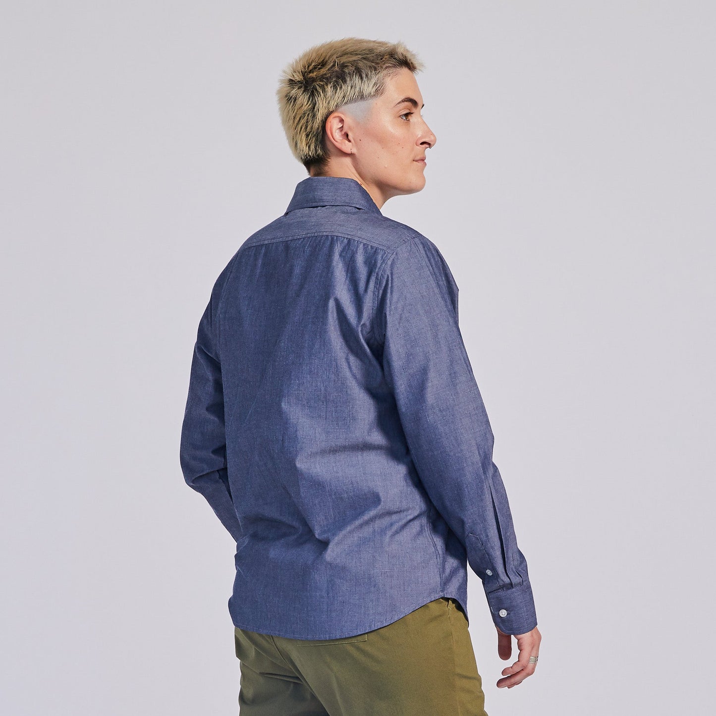Blaues Chambray-Hemd mit spitzem Kragen