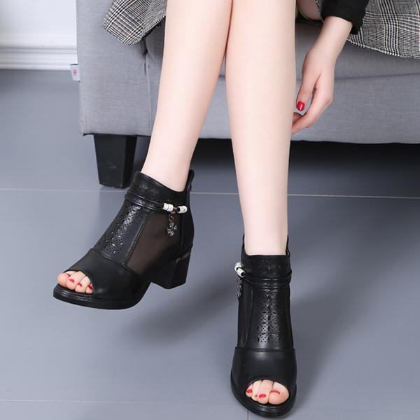 मछली के मुंह के जूते के साथ मादा जाल मोटे