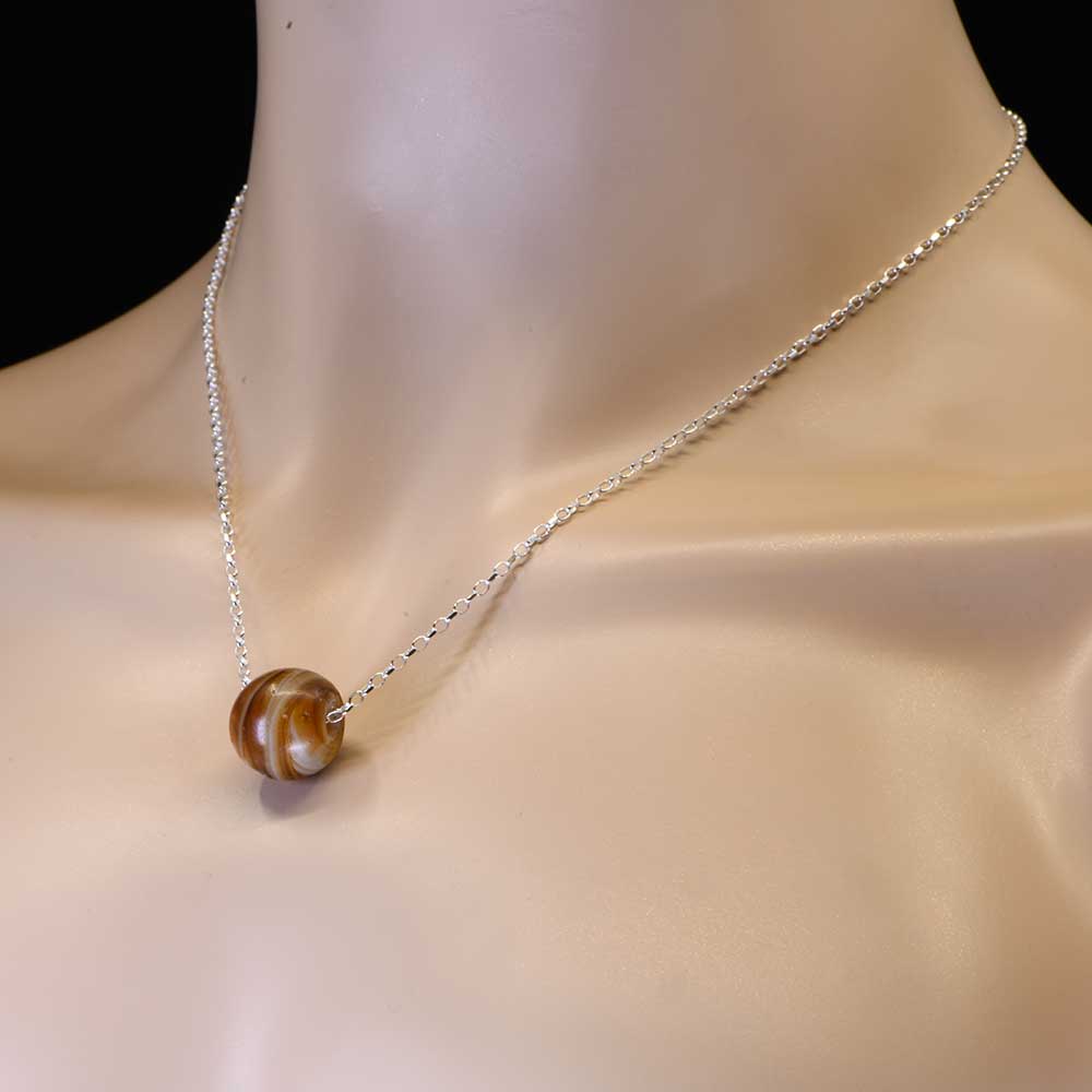 Eine Halskette aus Achatperlen aus dem Nahen Osten, ca. Mitte des 1. Jahrtausends v. Chr.