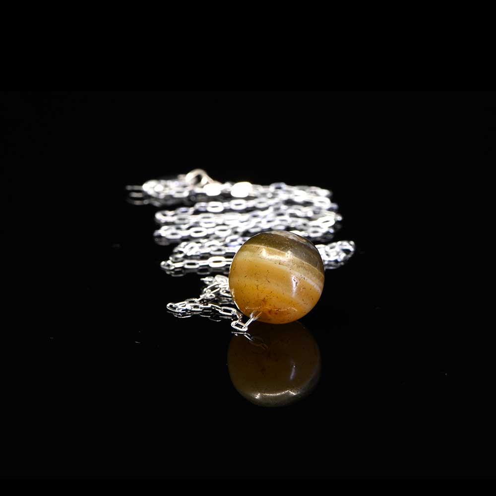 Eine als Anhänger gefasste gebänderte Achatperle aus dem Nahen Osten, ca. 1. Jahrtausend v. Chr.