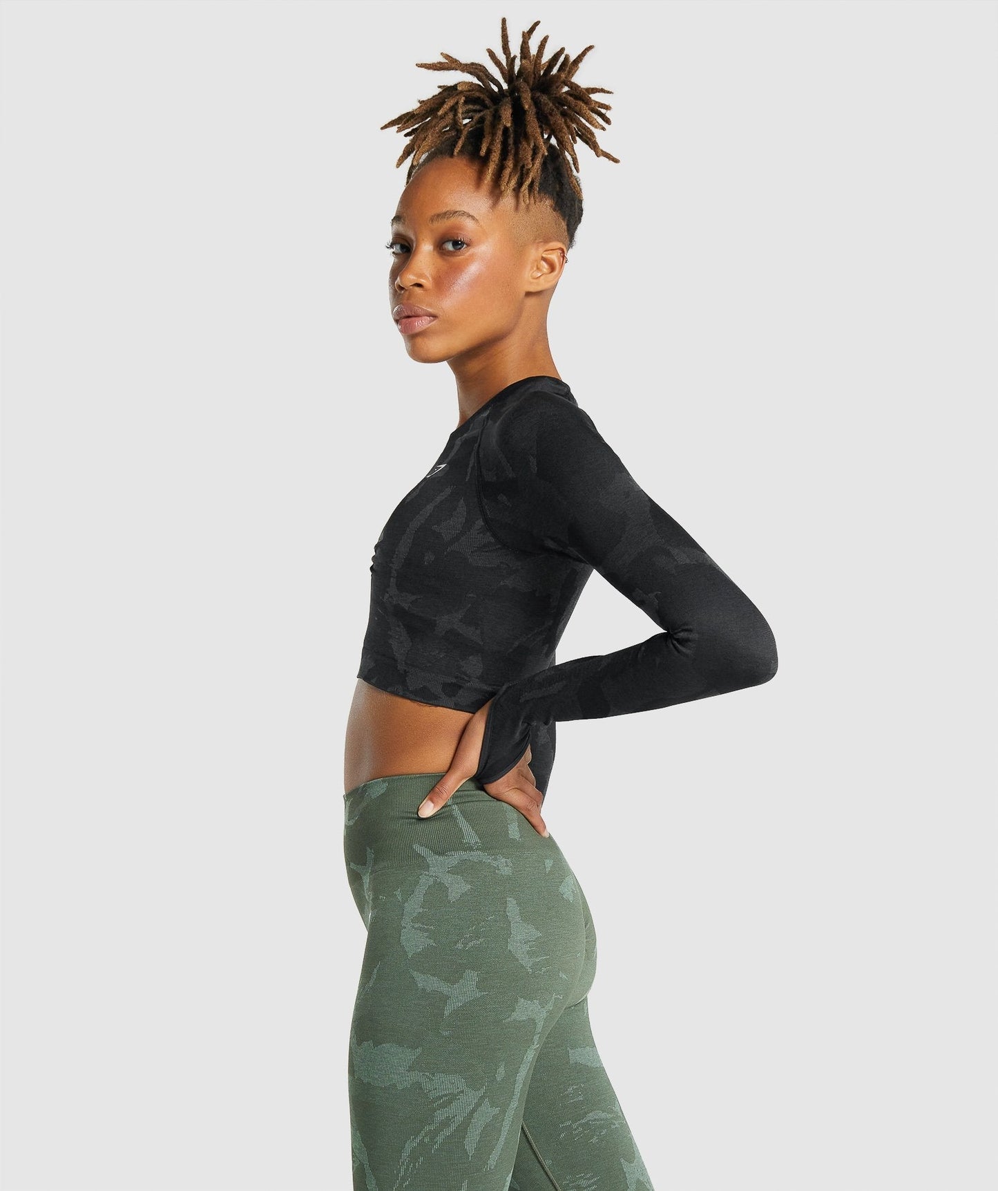 Gymshark Adapt Camo nahtloses Langarm Crop Top - Savanna | Schwarz