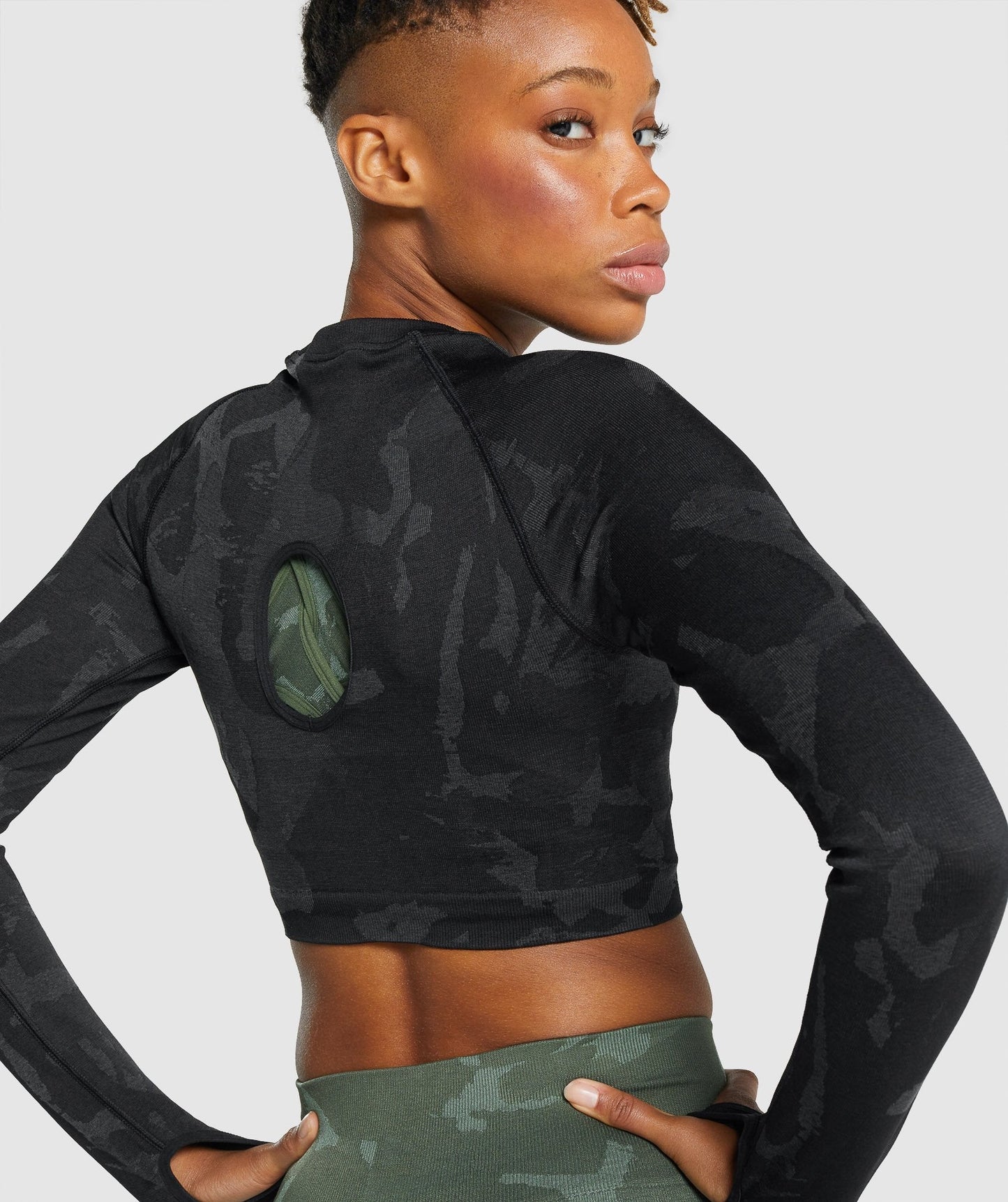 Gymshark Adapt Camo nahtloses Langarm Crop Top - Savanna | Schwarz