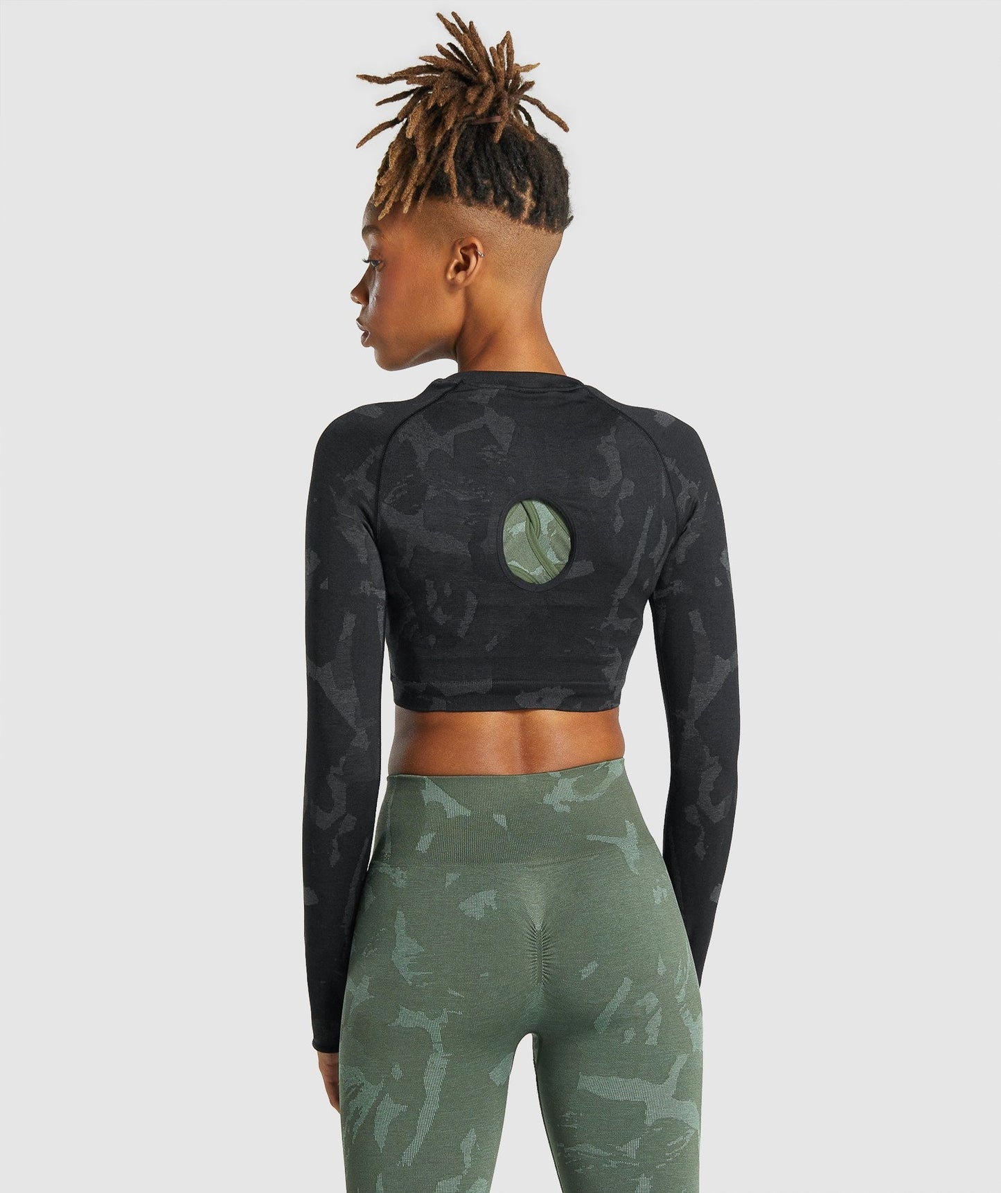 Gymshark Adapt Camo nahtloses Langarm Crop Top - Savanna | Schwarz