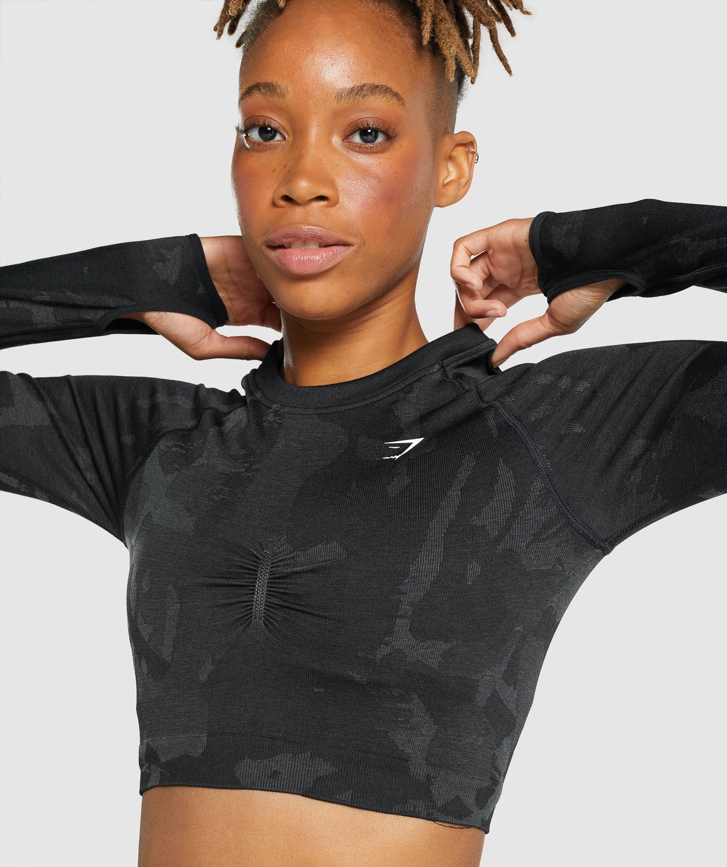 Gymshark Adapt Camo nahtloses Langarm Crop Top - Savanna | Schwarz