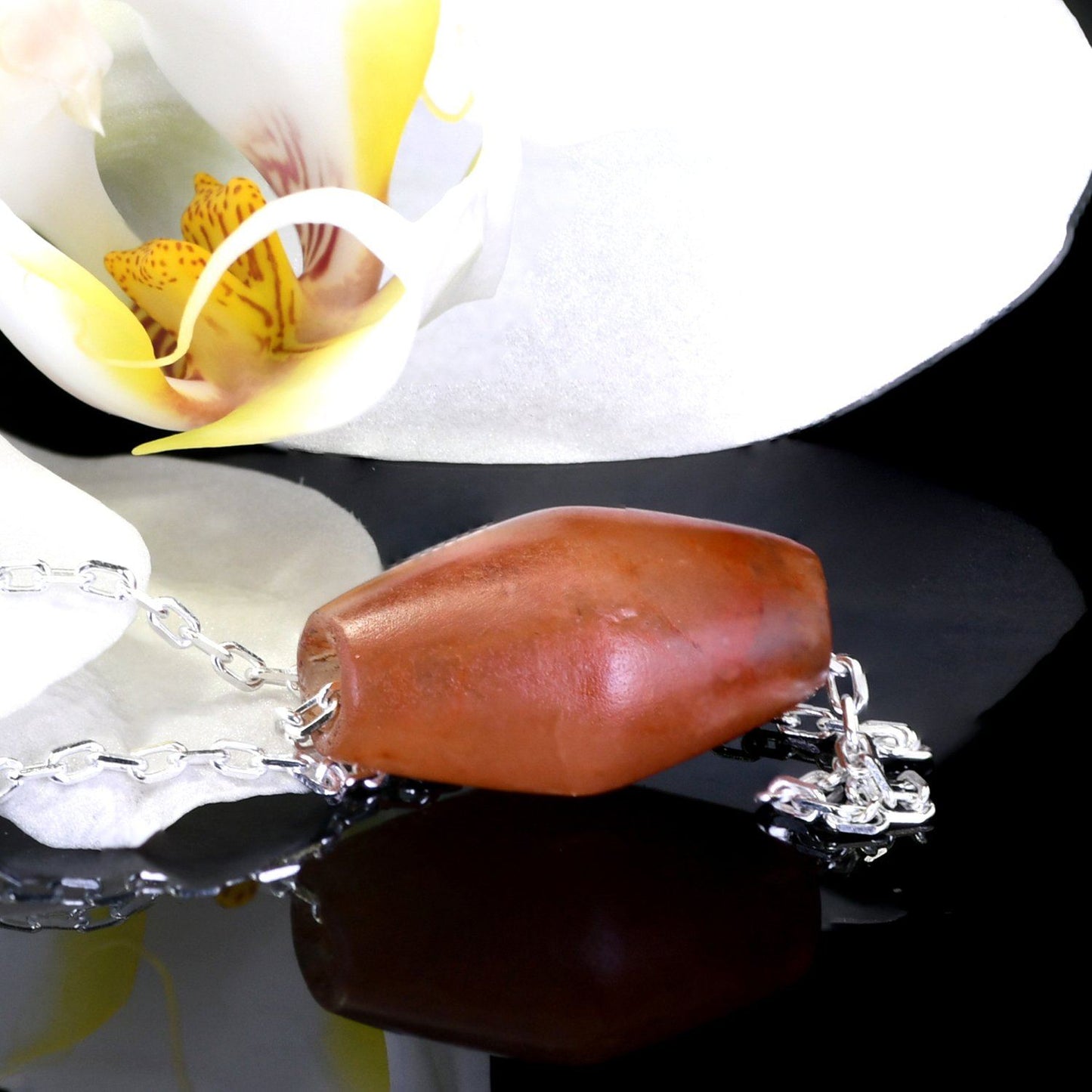 Eine ägyptische Karneolperle, Mittleres Reich, 11.-12. Dynastie, ca. 2040 - 1786 v. Chr.