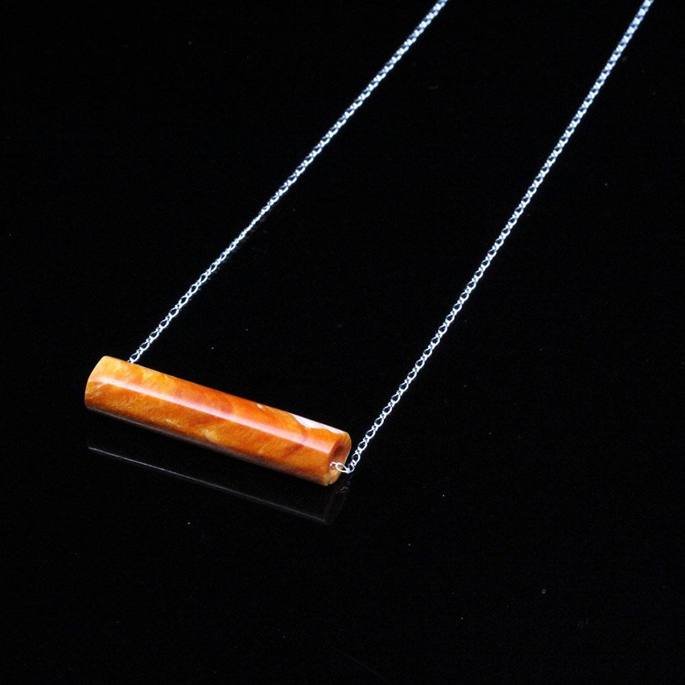 Ein präkolumbischer Anhänger aus Korallenperlen, Peru, ca. 300–500 n. Chr.