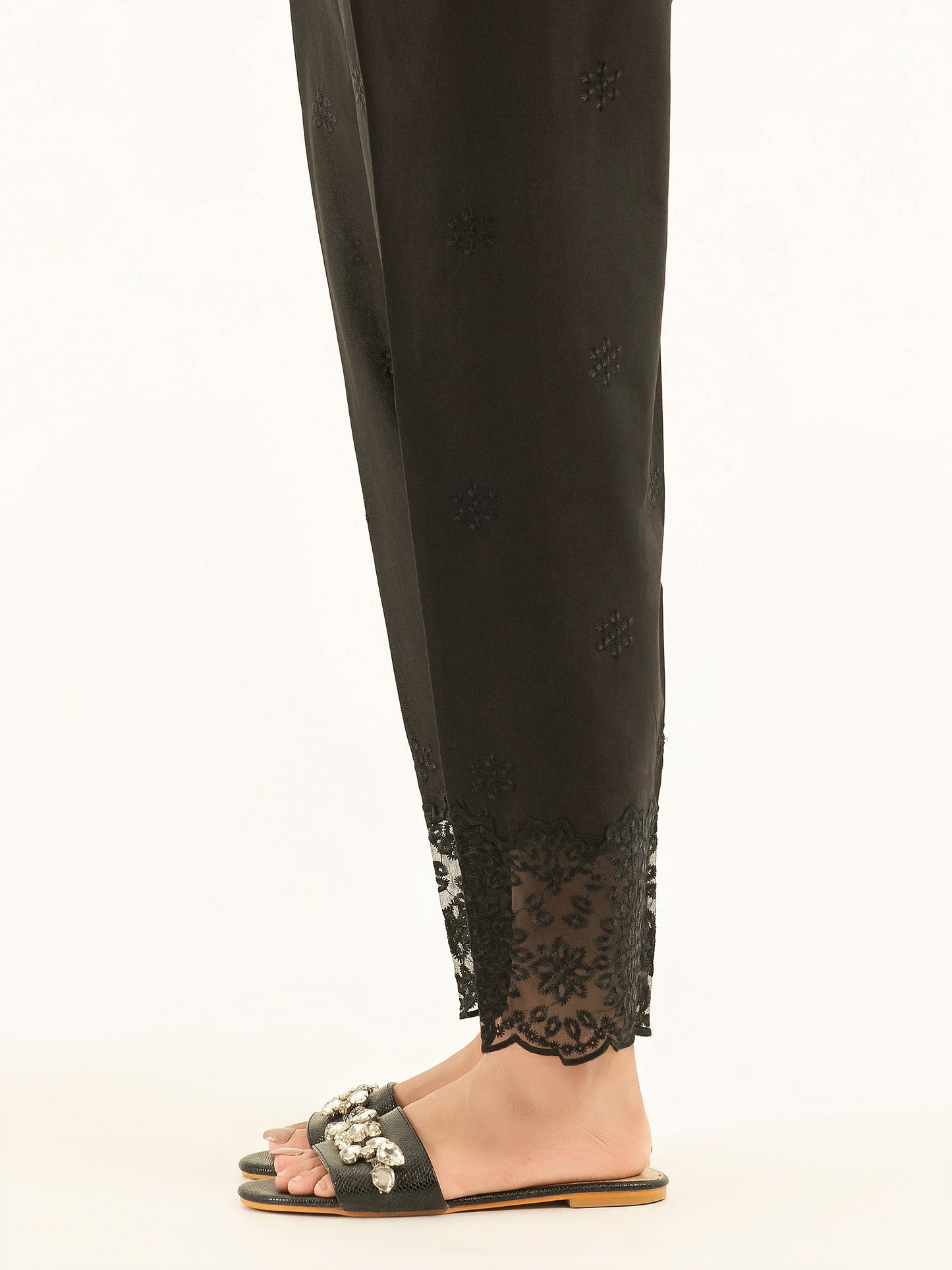 कशीदाकारी कैम्ब्रिक ट्राउजर