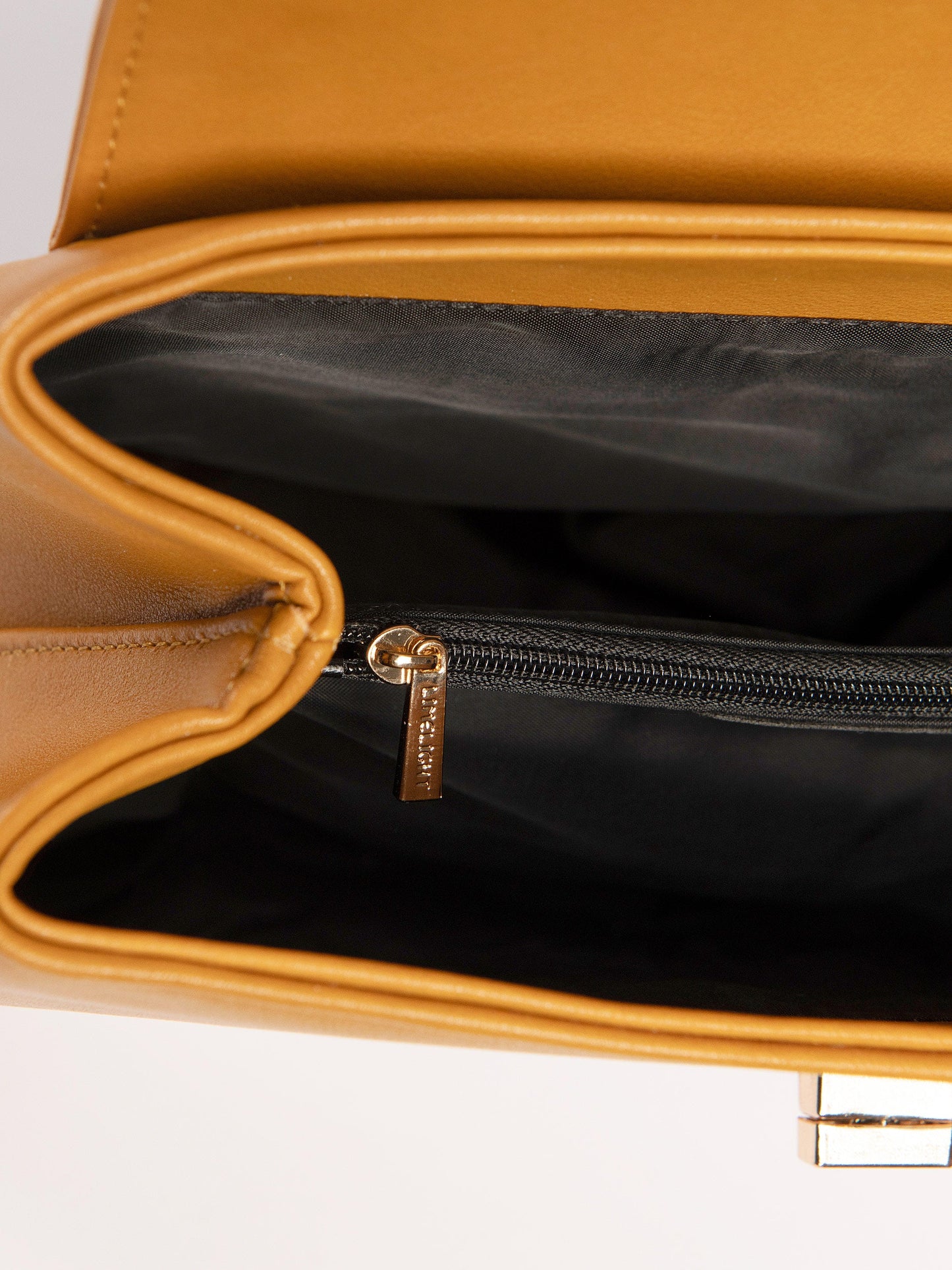 क्लासिक हैंड बैग