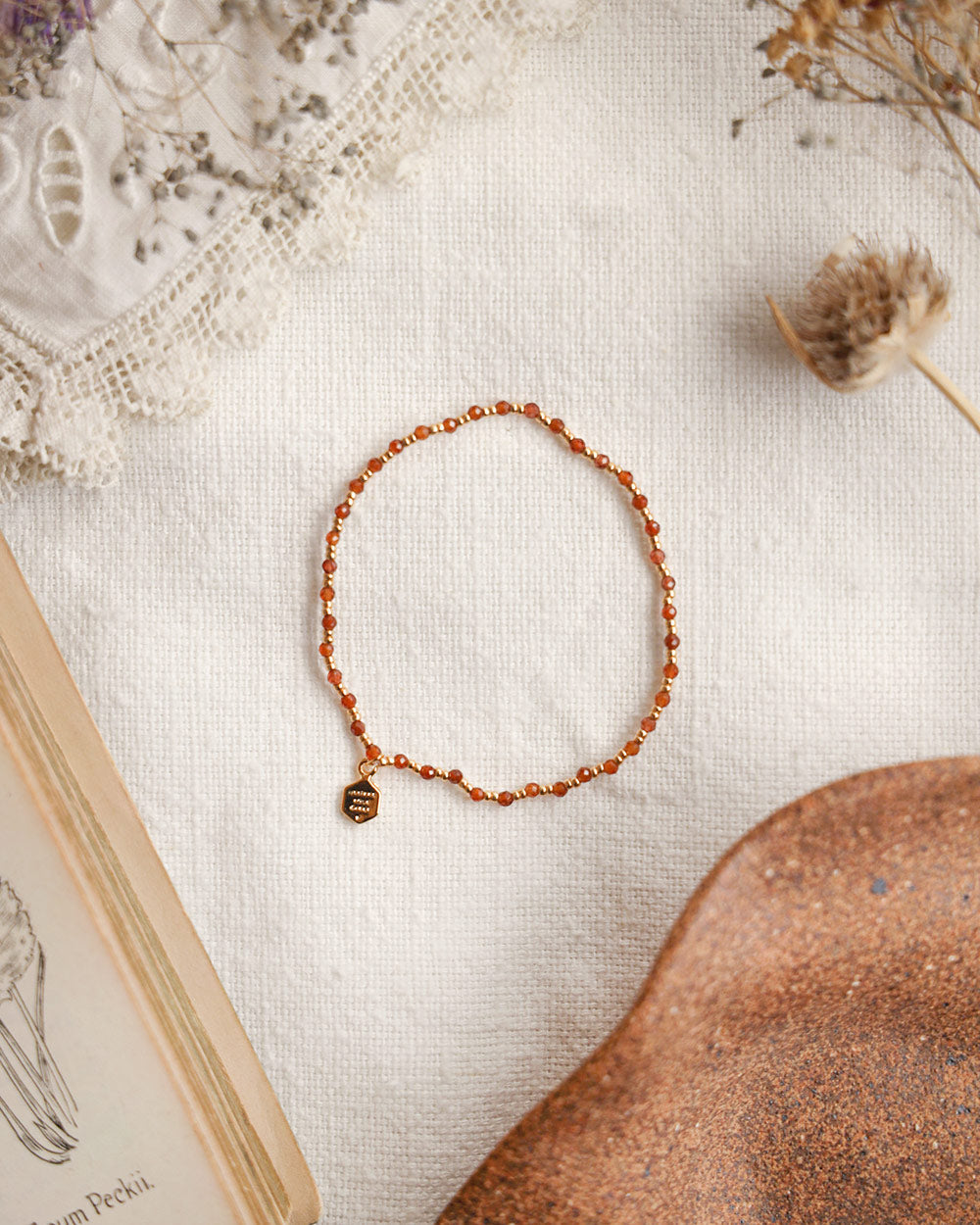 Armband mit getrockneten Beeren