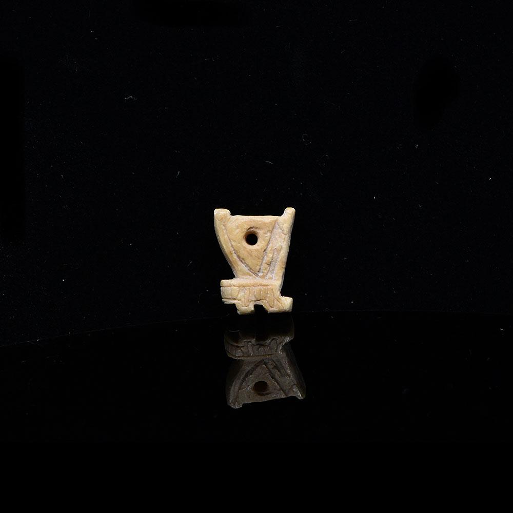 ایک مصری ہڈی 'ریڈ تاج' تعویذ ، دیر سے مدت ، CA. 664 - 332 قبل مسیح