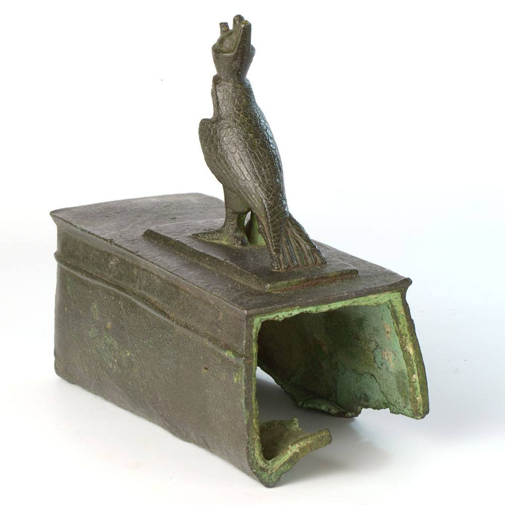 Ein ägyptischer Horusfalke aus Bronze auf einem Sarkophag, 26. Dynastie, ca. 646–525 v. Chr.