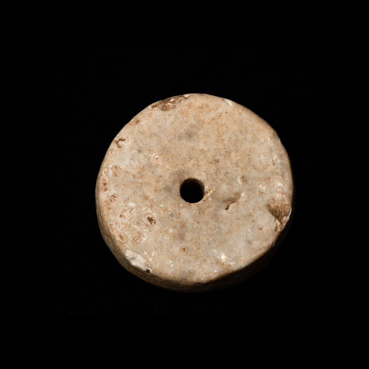 Eine königlich-ägyptische Fayence-Blumenrosette, Neues Reich, ca. 1295 - 1190 v. Chr.