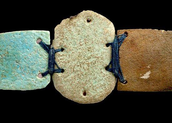 Ein geflügelter Skarabäus aus ägyptischer Fayence, Spätzeit, ca. 664–332 v. Chr.