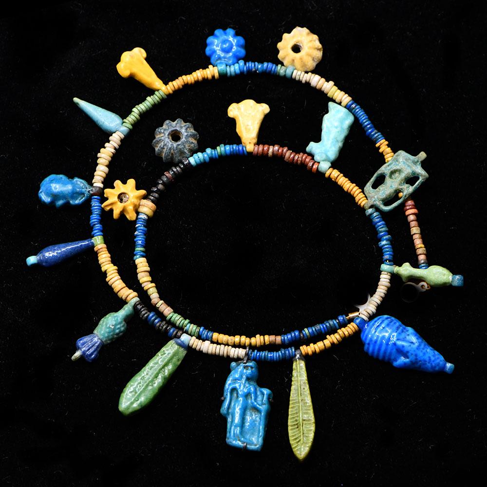 Eine ausgestellte ägyptische Halskette aus Fayence mit Perlen und Amulett, Amarna-Zeit, ca. 1353–1336 v. Chr.