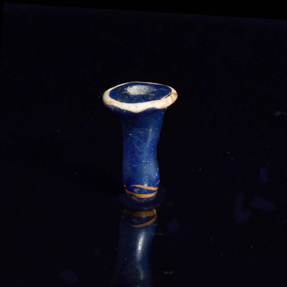 ایک مصری بلیو گلاس کان اسٹڈ ، 18 ویں - 19 ویں خاندان ، CA. 1350 - 1250 قبل مسیح