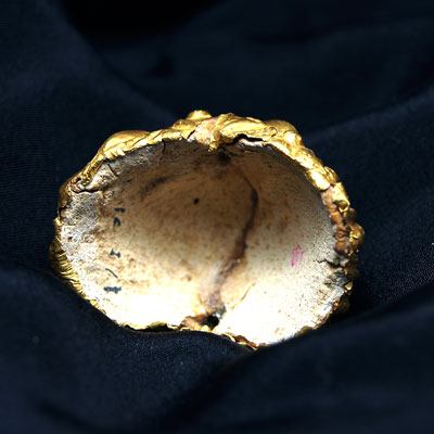 Ein ägyptischer Ohrring aus Stuck und Gold, ptolemäische Zeit, ca. 332 - 30 v. Chr.