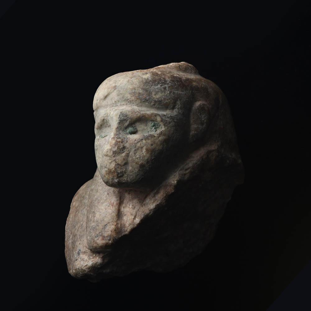 Eine ägyptische Steinbüste, Spätzeit, ca. 664 - 332 v. Chr.