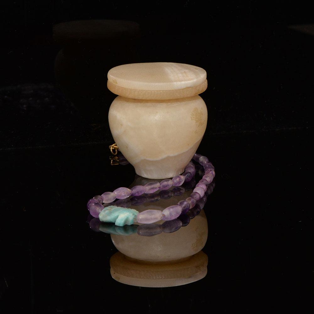 Ein ägyptisches Kosmetikgefäß aus Alabaster mit Deckel, Mittleres Reich, ca. 2040–1786 v. Chr.