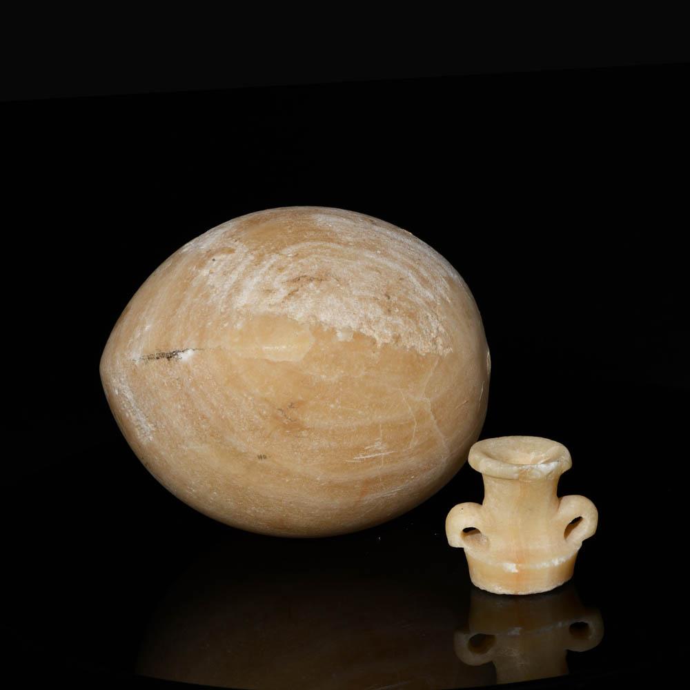 ایک مصری الاباسٹرون جس میں ایک علیحدہ ڑککن ہے ، دیر سے - ٹولیمیک پیریڈ ، سی اے۔ 664 - 30 قبل مسیح