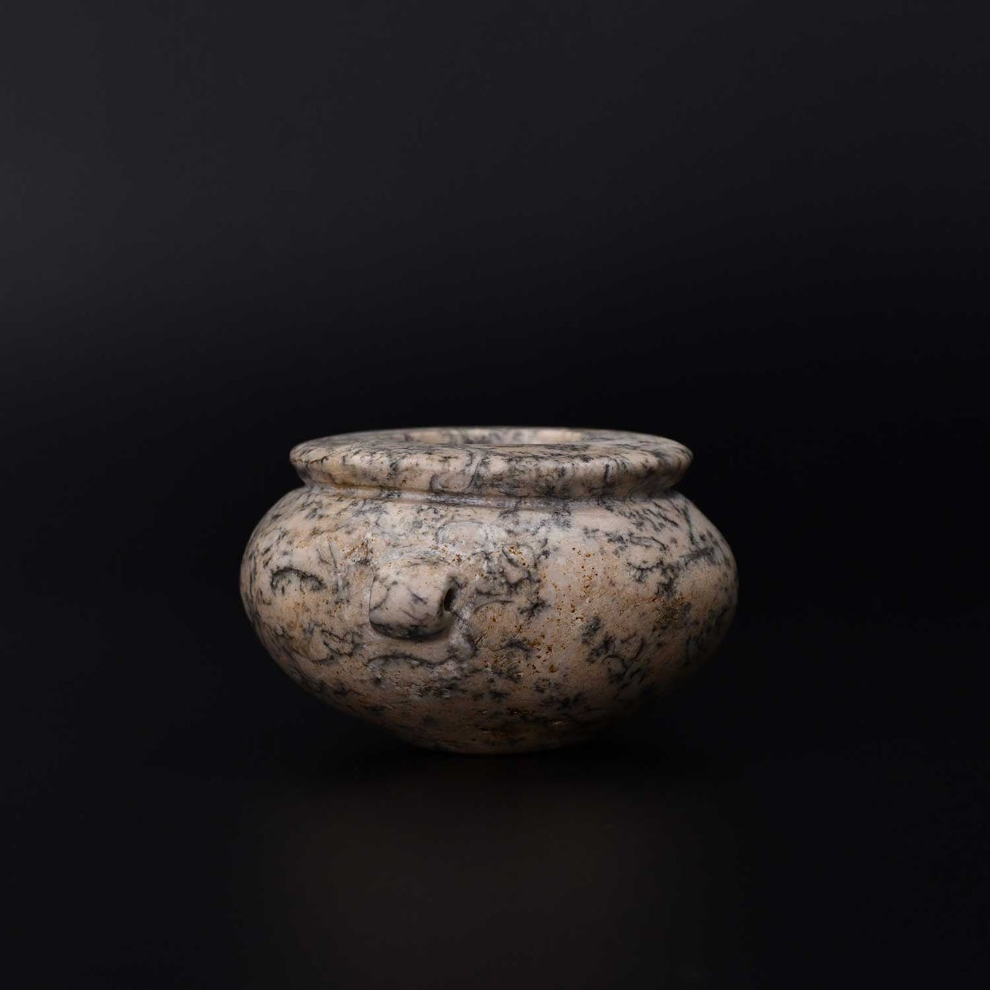 Ein ägyptisches prädynastisches Gneisgefäß, ca. 3600 - 3300 v. Chr.