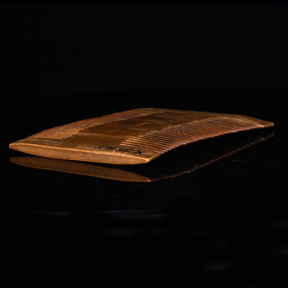 ایک مصری لکڑی کی کنگھی ، نیو کنگڈم ، سی اے۔ 1550 - 1069 قبل مسیح