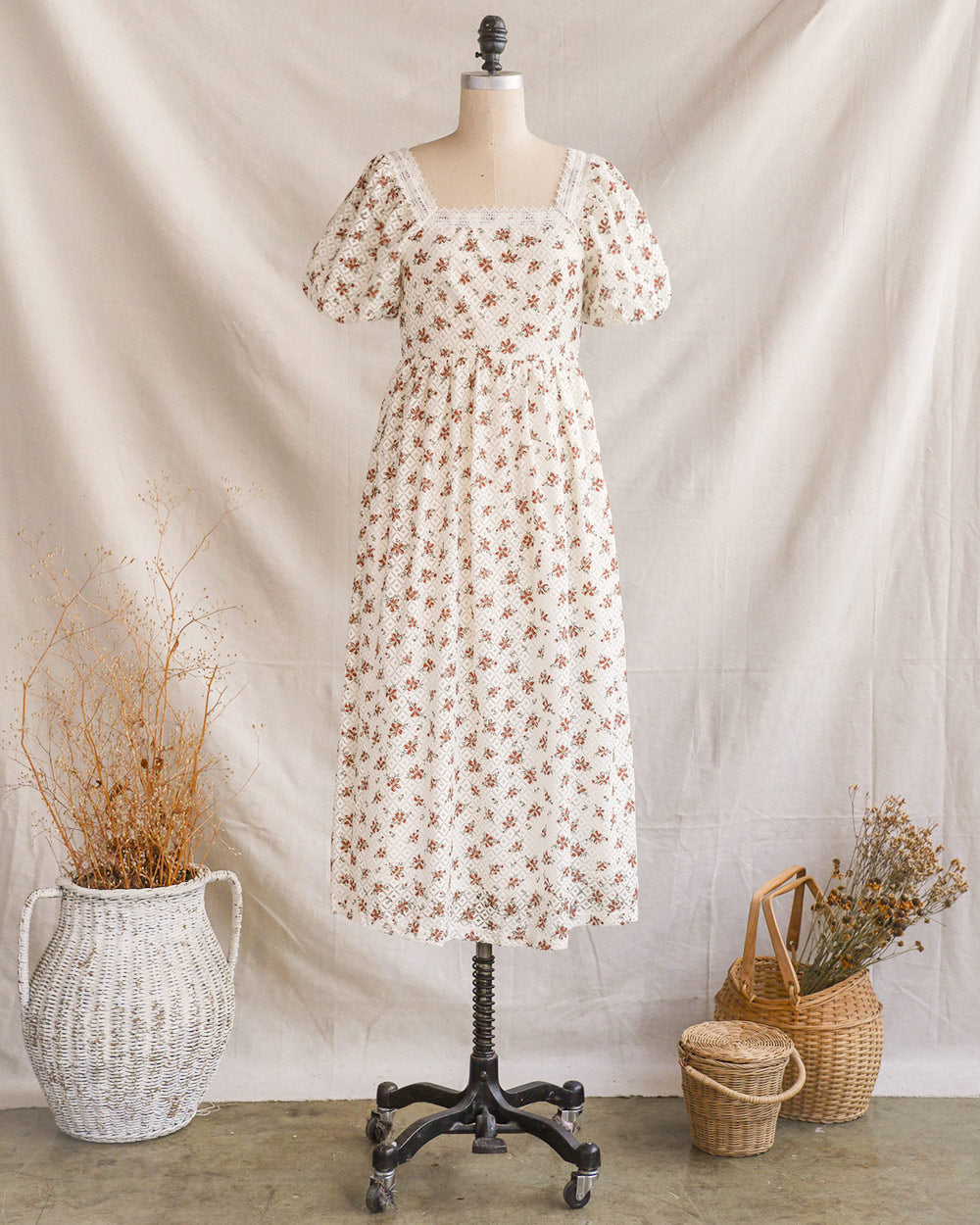 Antikes Kurzkleid