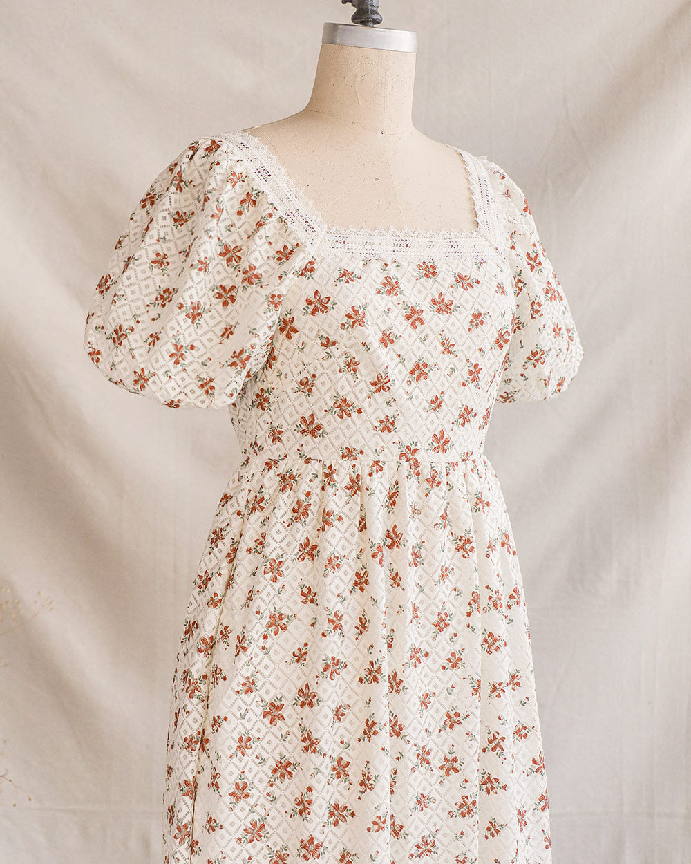 Antikes Kurzkleid