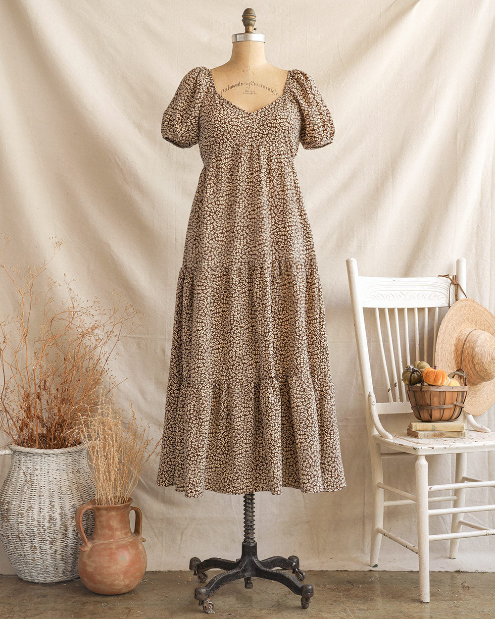Kleid mit getrockneten Nelken