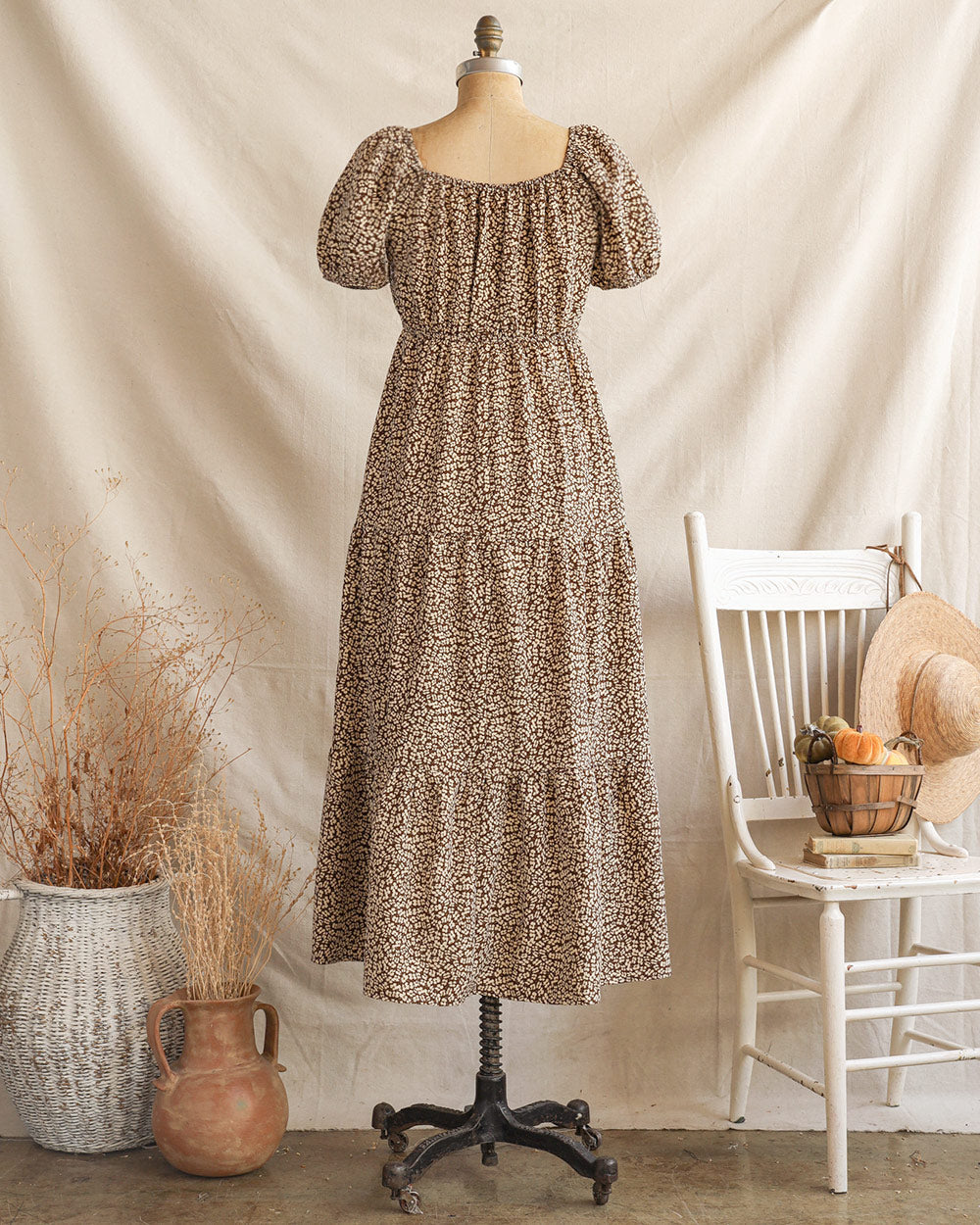 Kleid mit getrockneten Nelken