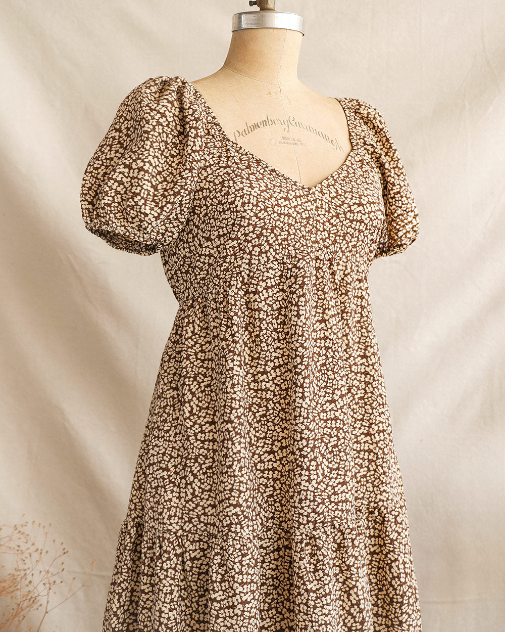 Kleid mit getrockneten Nelken