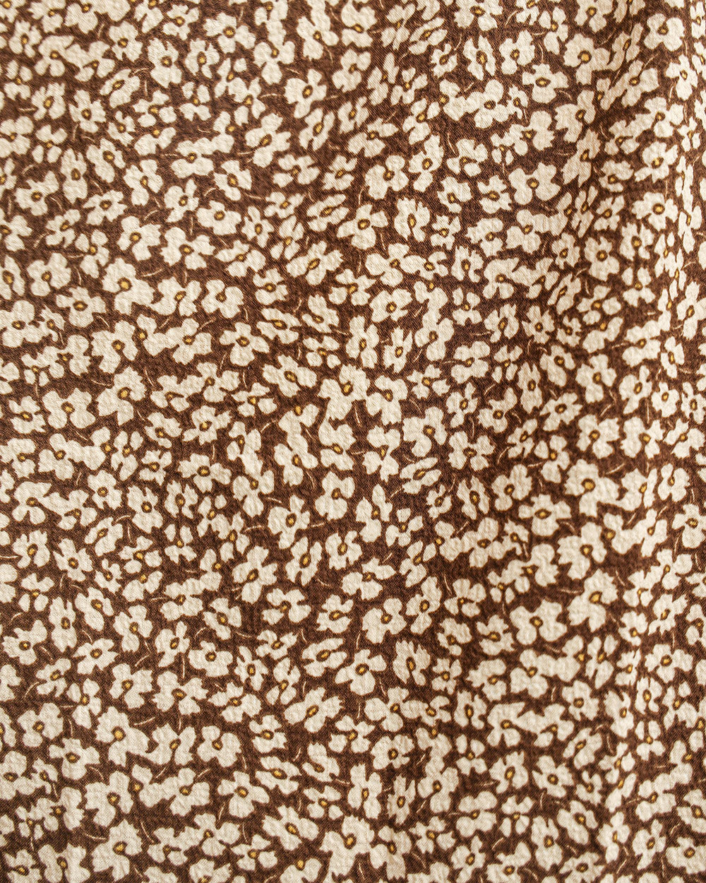 Kleid mit getrockneten Nelken
