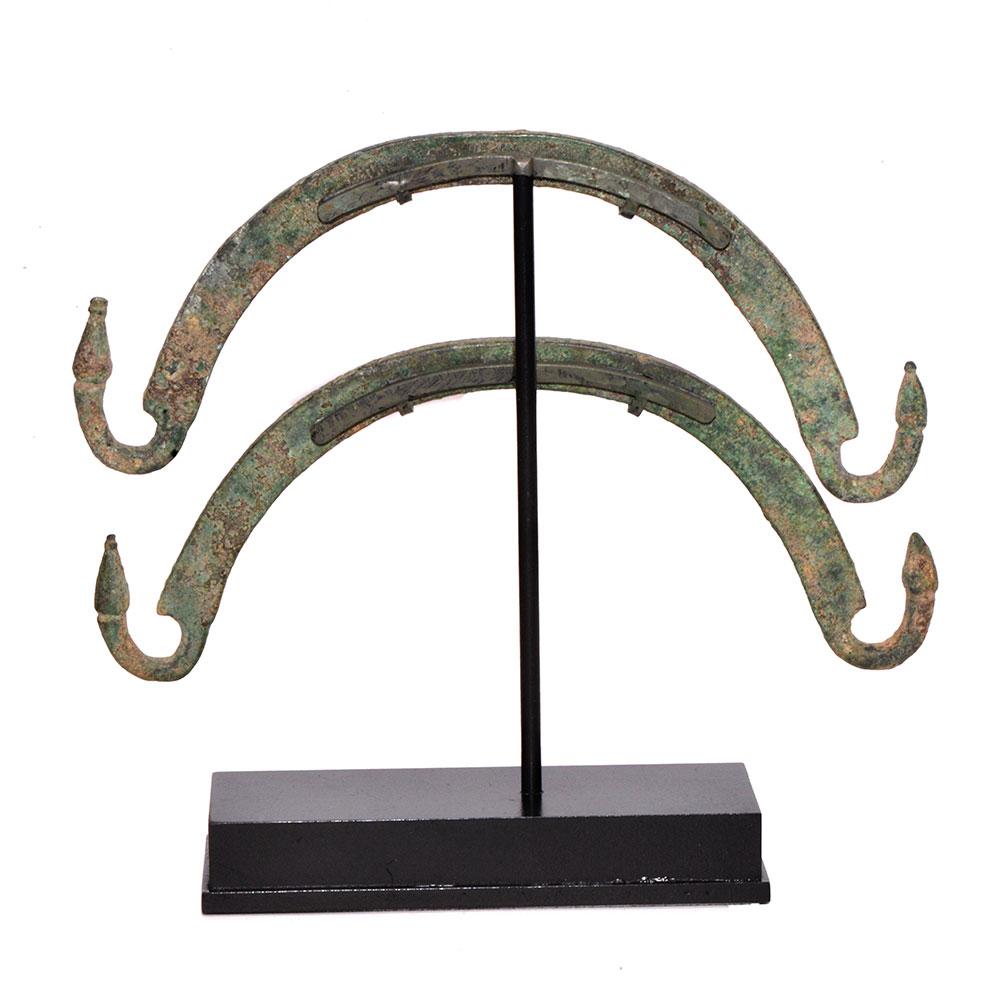 Etruscan کانسی کے سیٹولا ہینڈلز کا ایک جوڑا ، CA. چوتھی صدی قبل مسیح