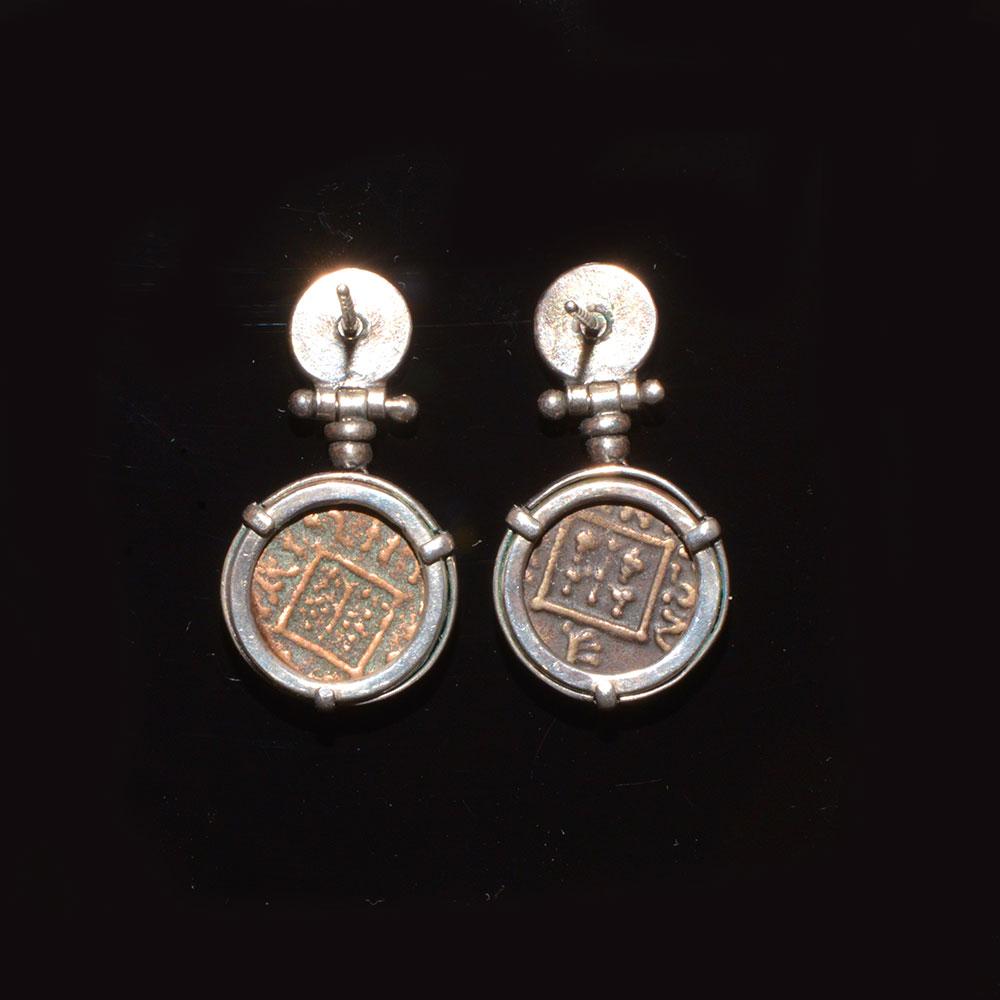 چاندی کی بالیاں میں تھریسیئن کانسی کے سکے (CA. 400 - 380 BCE) کا ایک جوڑا