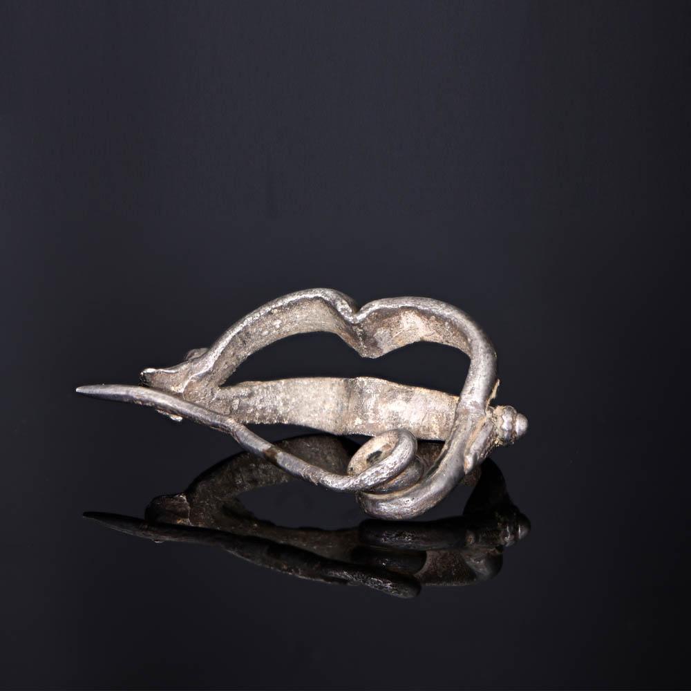 Eine griechische Silberfibel, klassische Periode, ca. 5. - 4. Jahrhundert v. Chr.