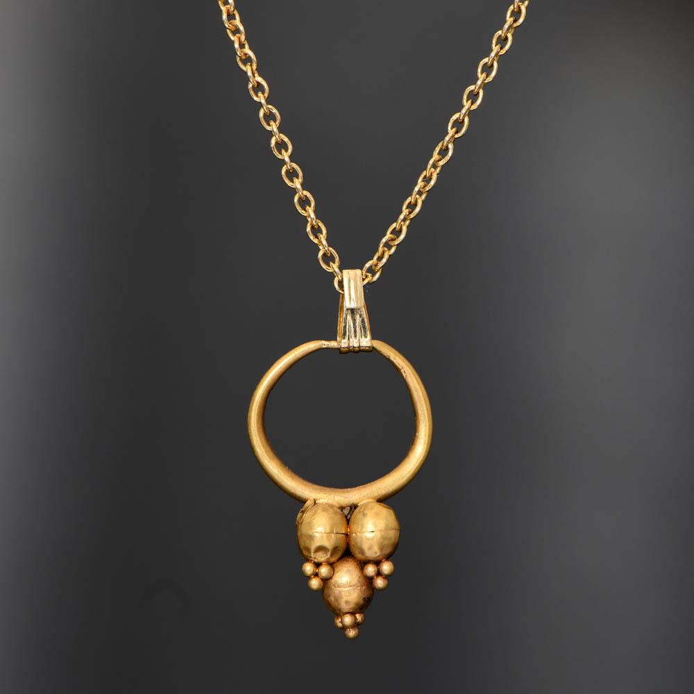* Eine hellenistische goldene Weintraube 1