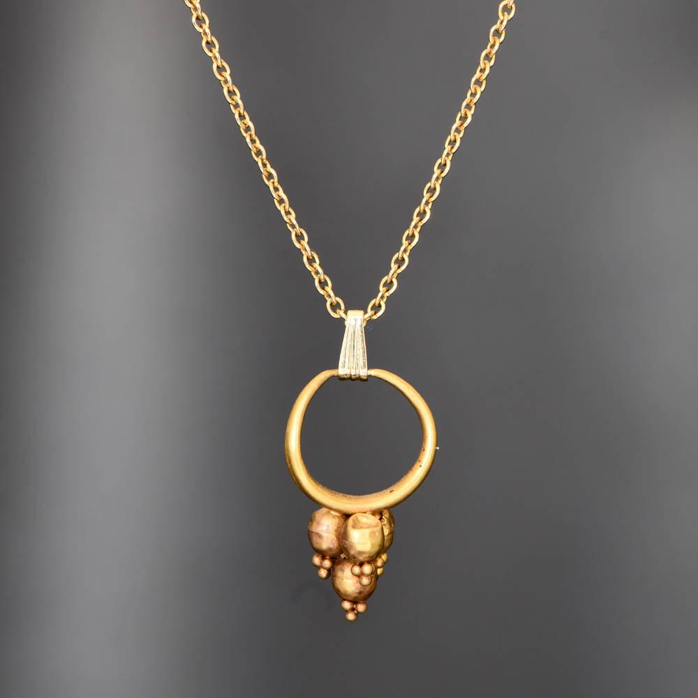 * Eine hellenistische goldene Weintraube 1