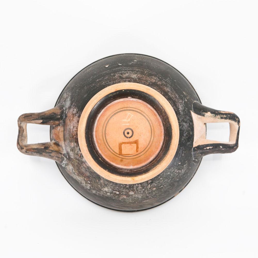 Eine attische, schwarz glasierte Kylix ohne Stiel, ca. 4. Jahrhundert v. Chr.