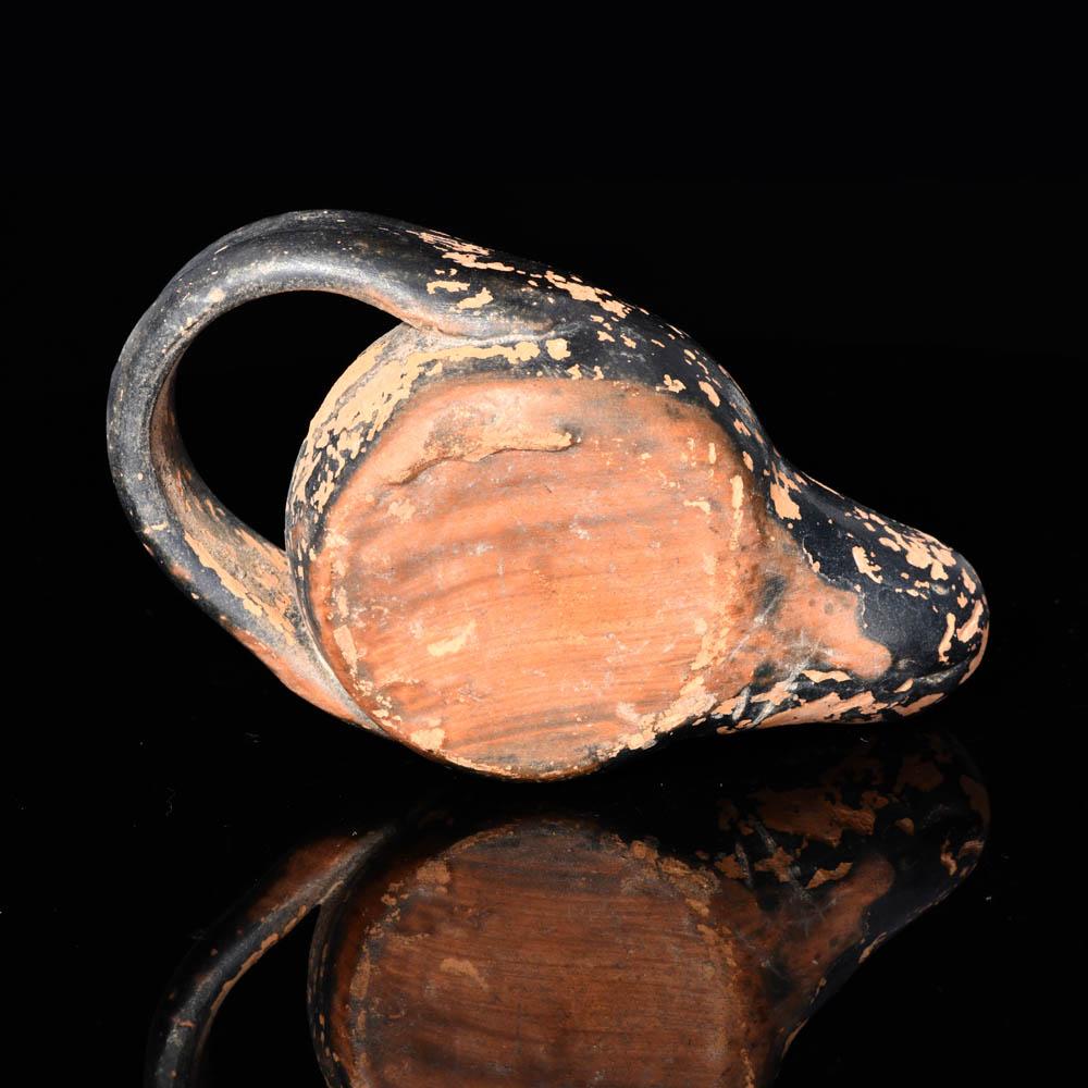 Eine attische, schwarz glasierte Öllampe, ca. 5. Jahrhundert v. Chr.