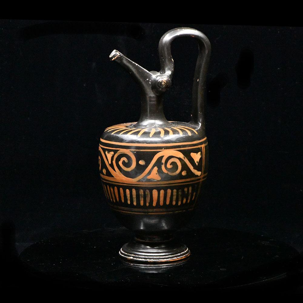 Eine rotfigurige Xenonware-Oinochoe, Magna Graecia, ca. spätes 4. Jahrhundert v. Chr.