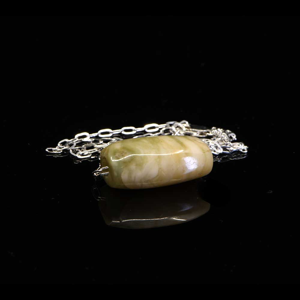 Ein präkolumbischer Jadeperlenanhänger, ca. 500 - 1000 n. Chr.