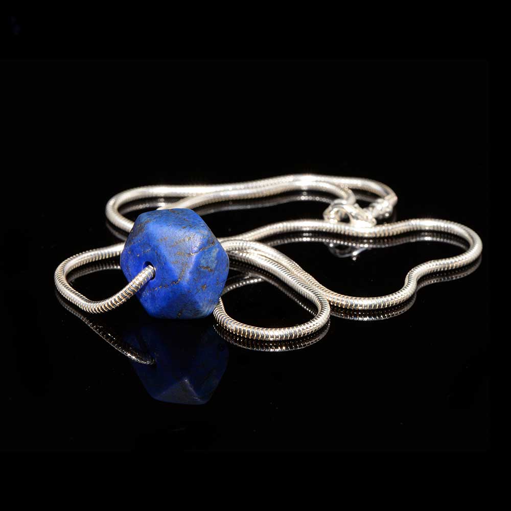 Ein phönizischer Anhänger aus Lapislazuli-Perlen, ca. 1. Jahrtausend v. Chr.