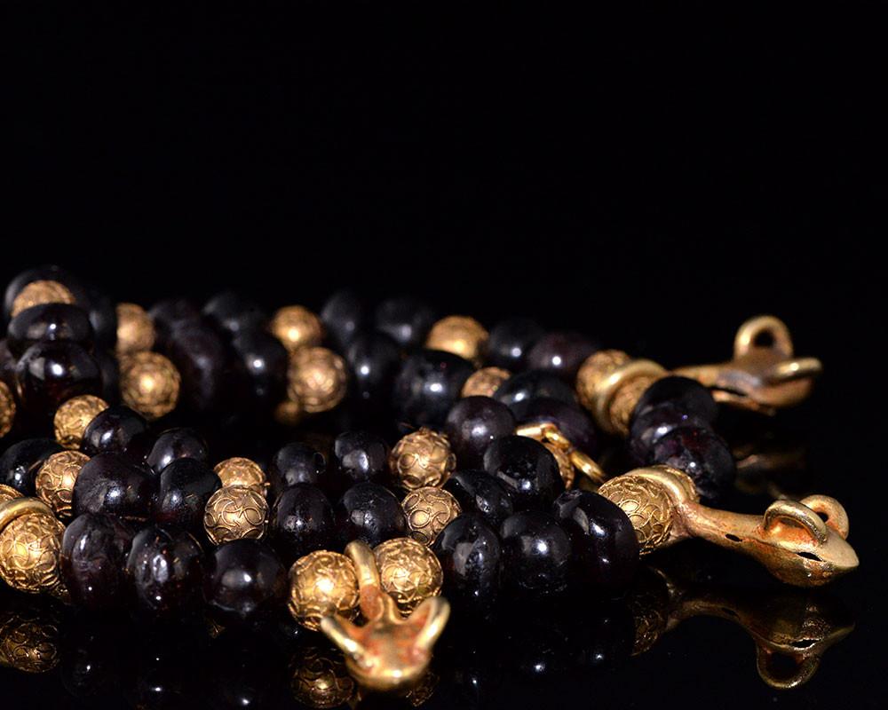 Eine griechische Halskette mit Granat- und Goldanhänger, hellenistische Periode, ca. 3. - 1. Jahrhundert v. Chr.