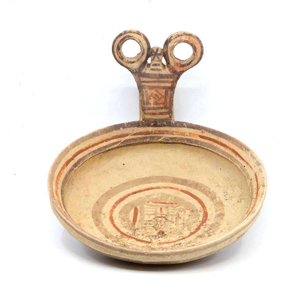 Eine ausgestellte griechische daunische Terrakotta-Eule Kyathos, ca. 4. Jahrhundert v. Chr.